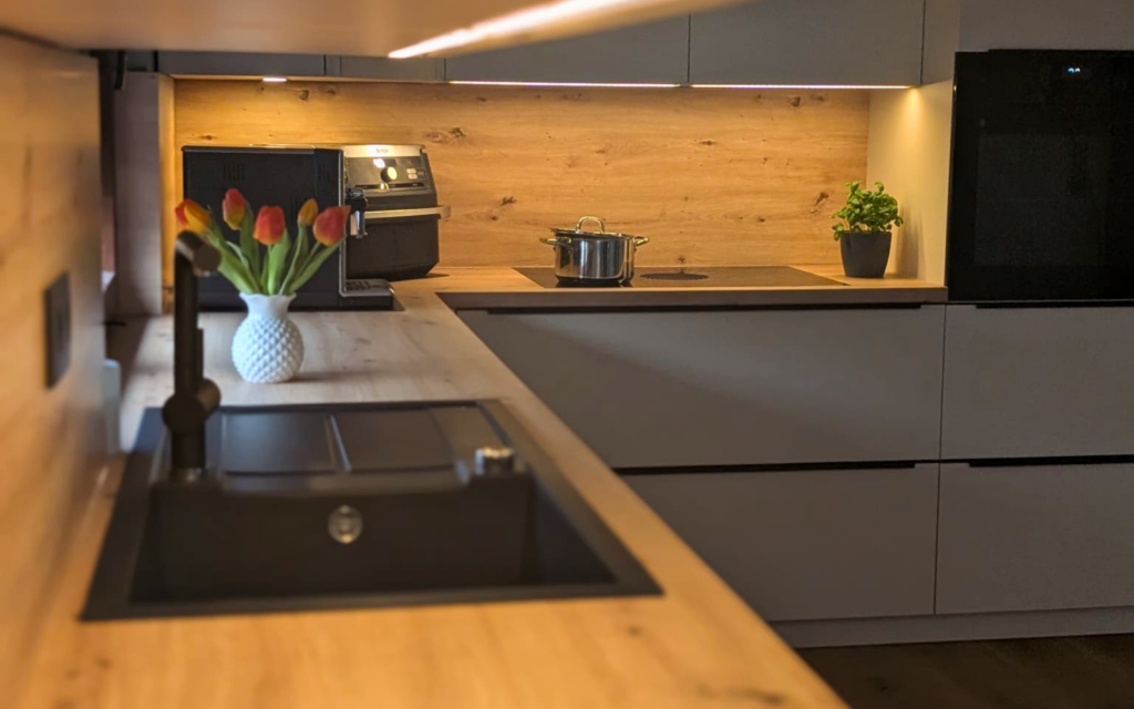 Küche auf Maß, Seitenansicht mit Spüle