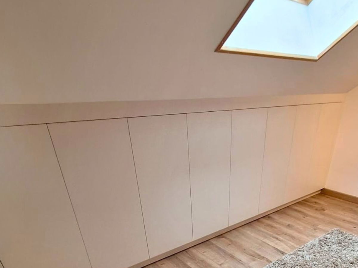 Schrank in Dachschräge auf Maß in Plombières