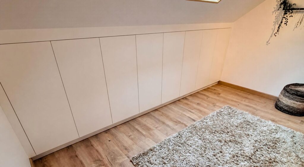 Schrank in Dachschräge auf Maß Plombières