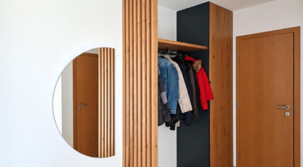 Garderobe mit Eichenlamellen in Kelmis